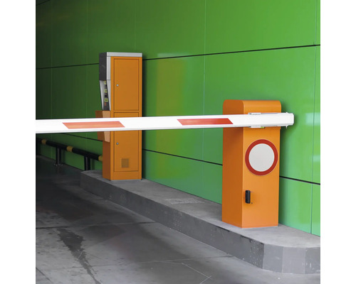 Schranke mit Ticketautomat zur Einfahrtskontrolle.