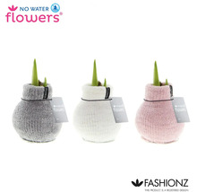 Drei Blumenzwiebeln in Textilhülle