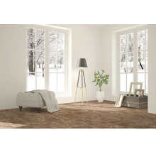 Helles Wohnzimmer mit Fensterblick auf Winterlandschaft, Stehlampe und Sitzhocker