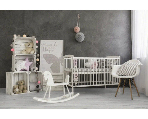 Helles Kinderzimmer mit Kinderbett, Holzregalen, Teddybären und Schaukelpferd