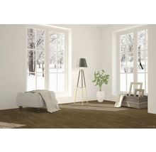 Heller Raum mit Fensterblick auf eine Winterlandschaft, Sitzhocker, Stehlampe und Dekoration