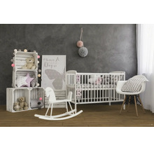 Babyzimmer mit Kinderbett, Spielzeug, Holzpferdschaukel, Regalwürfeln und Stuhl