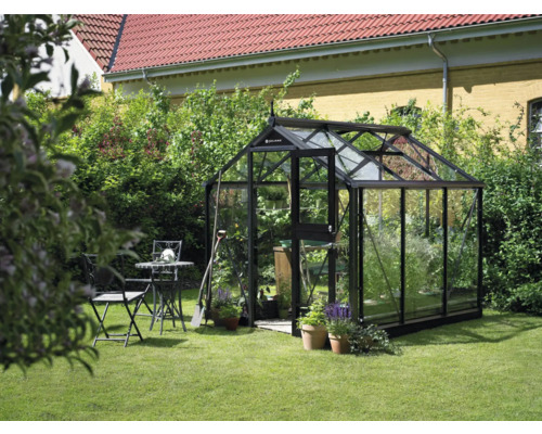 Gewächshaus Juliana Compact inkl. Sicherheitsglas 3 mm 224 x 224 cm anthrazit Gewächshaus im Garten mit Pflanzen und Gartengeräten