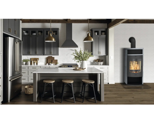 Helle Küche mit Kücheninsel, Küchenschränken, Dunstabzugshaube, Side-by-Side Kühlschrank und Kaminofen.