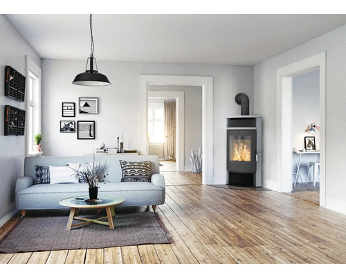 Wohnzimmer mit Sofa, Kaminofen und Pendelleuchte für eine gemütliche Atmosphäre