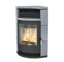 Kaminofen mit Steinverkleidung und Feuer im Inneren