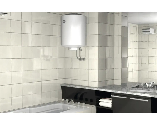 Badezimmer mit Warmwasserbereiter, Badewanne und Waschtisch