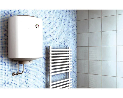 Warmwasserspeicher und Heizkörper im Badezimmer mit Mosaikfliesen