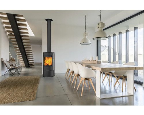 Wohnraum mit Kaminofen, Esstisch und Treppe