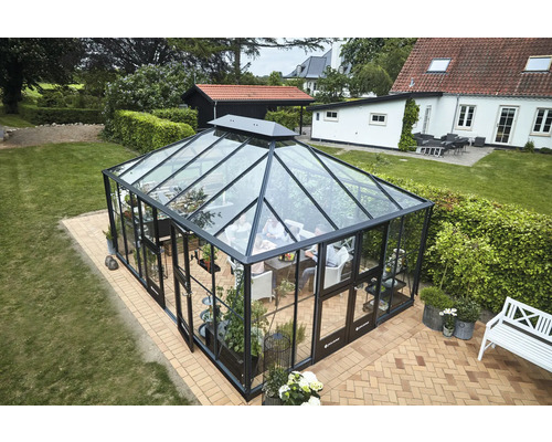 Gewächshaus Juliana Grand Oase inkl. Sicherheitsglas 3 mm 368 x 511 cm anthrazit Gewächshaus mit Glaswänden und Dach auf einer Terrasse mit Ziegelmuster