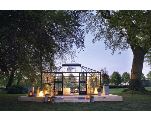Gewächshaus mit Beleuchtung und Dekoration im Garten