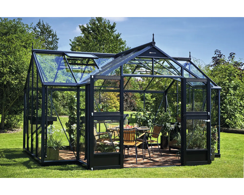 Gewächshaus Juliana Orangerie inkl. Sicherheitsglas 3 mm 439 x 296 cm anthrazit Gewächshaus mit Pflanzen und Sitzgruppe im Garten