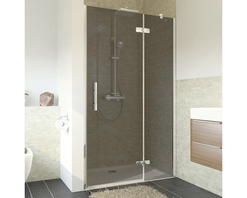 Begehbare Dusche mit transparenter Glastür und Armatur in einem Badezimmer