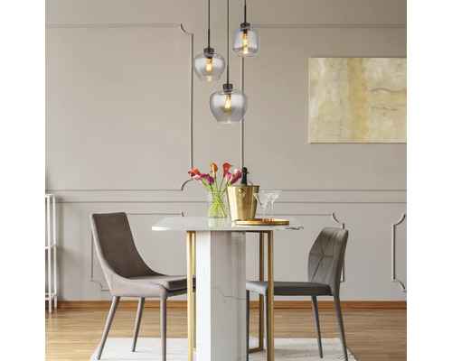 Esszimmer mit Esstisch, Stühlen und Pendelleuchten mit Glasschirmen