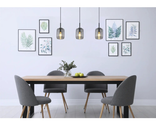 Esszimmer mit Esstisch, Stühlen, Pendelleuchten und Wandbildern