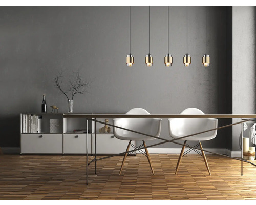 Esszimmer mit Esstisch, Stühlen und Hängelampen über dem Tisch