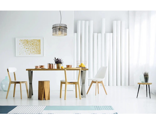 Esszimmer mit Holztisch, Stühlen, Hängelampe und dekorativen Elementen in heller Umgebung