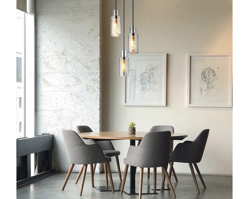 Esszimmer mit Esstisch, Stühlen und Pendelleuchten mit Glaskörpern