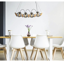 Esstisch mit Pendelleuchte aus Glas und Holz, kombiniert mit weißen Stühlen für ein helles und modernes Ambiente.
