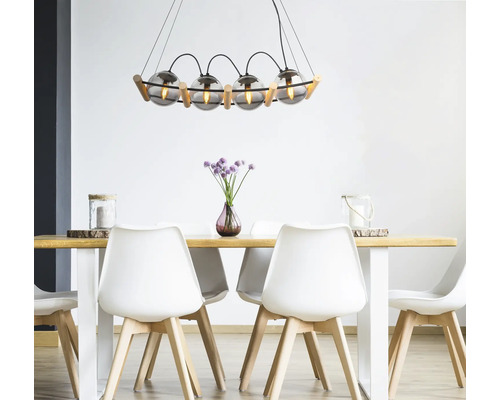 Esstisch mit Pendelleuchte aus Glas und Holz, kombiniert mit weißen Stühlen für ein helles und modernes Ambiente.