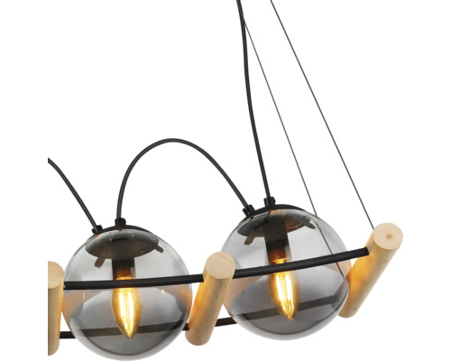 Hängelampe mit Holzdetails und Glaskugelschirmen