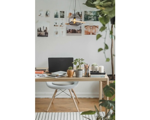 Büroarbeitsplatz mit Schreibtisch, Stuhl, Lampe, Laptop, Notizbüchern und Pflanzen