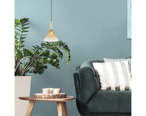 Szene mit einer Hängelampe, einem Sofa und einer Zimmerpflanze auf einem Beistelltisch