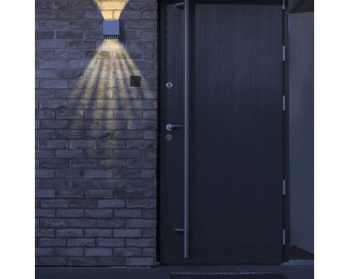 Außenwandleuchte neben einer Haustür an einer Ziegelwand