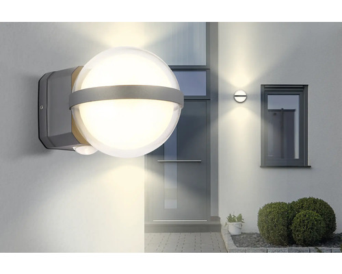 Außenleuchte mit Bewegungsmelder an einer Hauswand