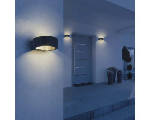 Außenbereich mit beleuchteten Wandleuchten neben einer Haustür