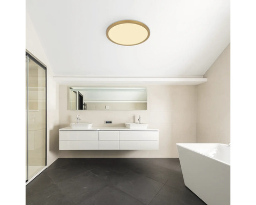 Modernes Badezimmer mit Deckenleuchte, Waschtisch, Spiegel, Dusche und Badewanne