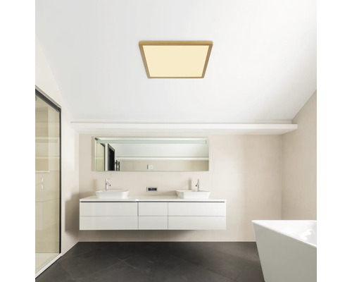 Modernes Badezimmer mit quadratischer Deckenleuchte