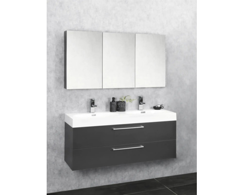 Waschtisch mit zwei Schubladen, Waschbecken und Spiegelschrank im Badezimmer.