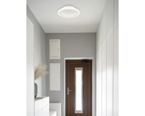 Flur mit runder Deckenleuchte in Weiß