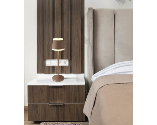 Schlafzimmer mit Nachttisch, Bett und Lampe