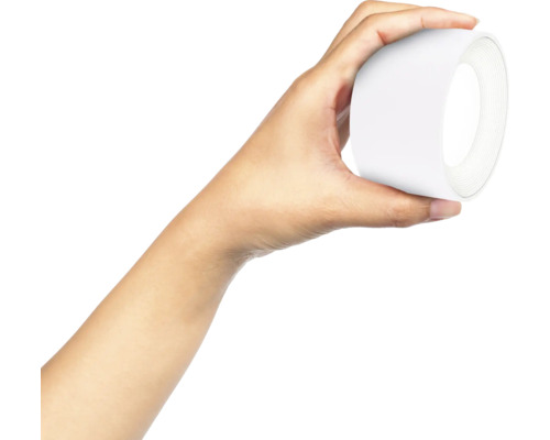 Eine Hand hält eine Rolle Dichtungsband