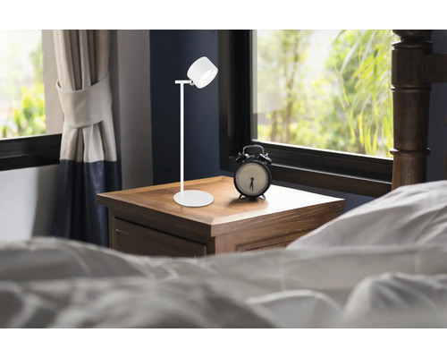 Nachttisch mit Lampe und Wecker im Schlafzimmer