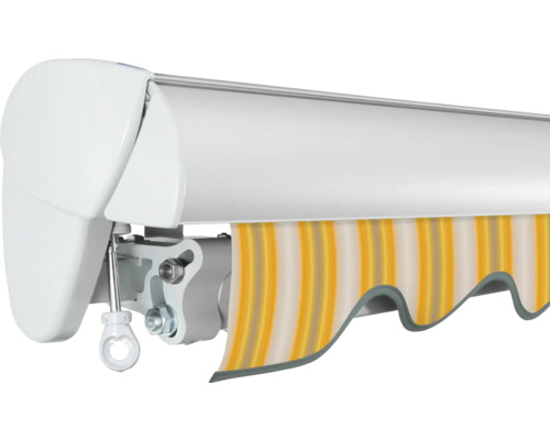 Detailansicht einer Gelenkarmmarkise mit gestreiftem Stoff