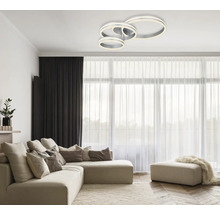 Wohnzimmer mit Sofa und LED-Deckenleuchte in Ringform