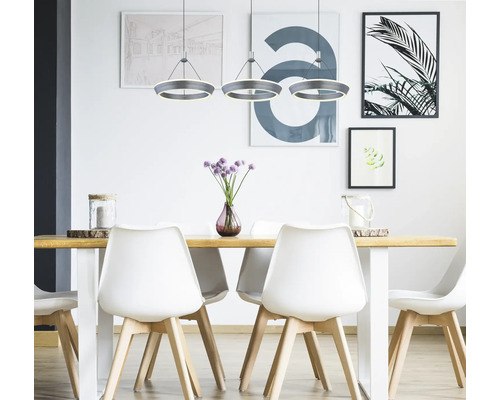 Esszimmer mit Holztisch, weißen Stühlen und runden Hängelampen