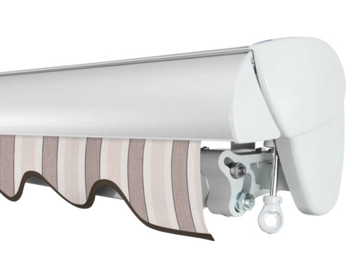 Detailansicht einer Markise mit gestreiftem Stoff und braunem Saum