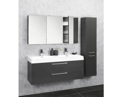 Badezimmer mit Doppelwaschbecken, Spiegelschrank und Hochschrank