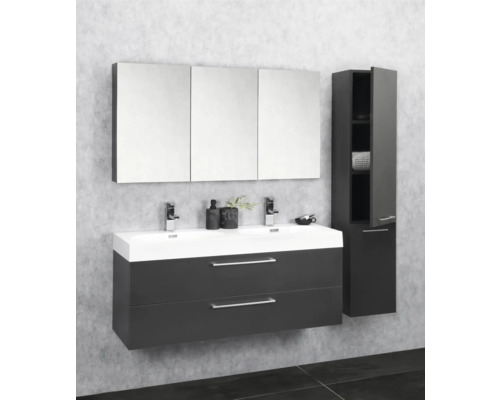 Badezimmer mit Doppelwaschtisch, Spiegelschrank und Hochschrank