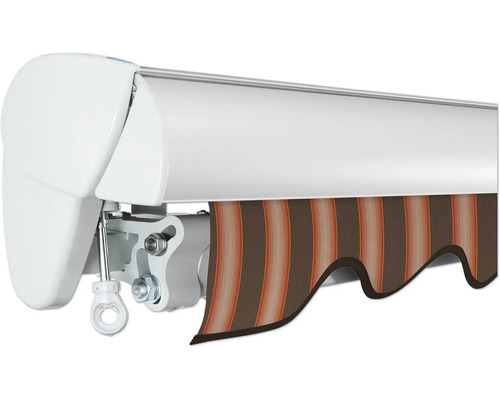 Detailansicht einer Gelenkarmmarkise mit gestreiftem Stoff