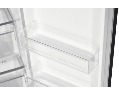 Innenraum eines Kühlschranks mit transparenten Ablagefächern an der Tür.