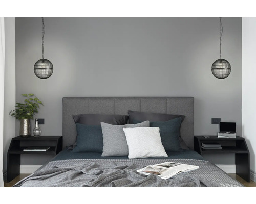 Helles Schlafzimmer mit Bett, Nachttischen und Pendelleuchten