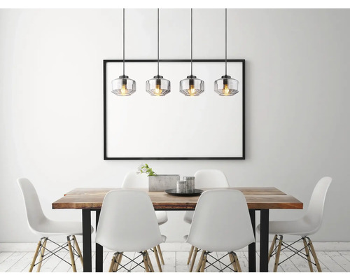 Esszimmer mit Holztisch, weißen Stühlen und Pendelleuchten