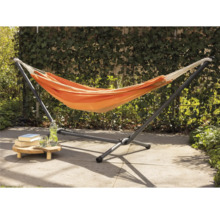 Hängematte mit Gestell auf einer Terrasse