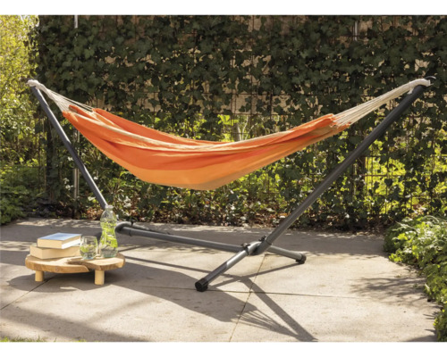 Hängematte mit Gestell auf einer Terrasse
