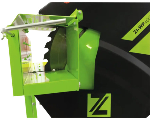 Brennholzsäge Detailansicht mit Sägeblatt und Schutzvorrichtung